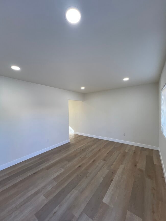 Building Photo - 896 N J St