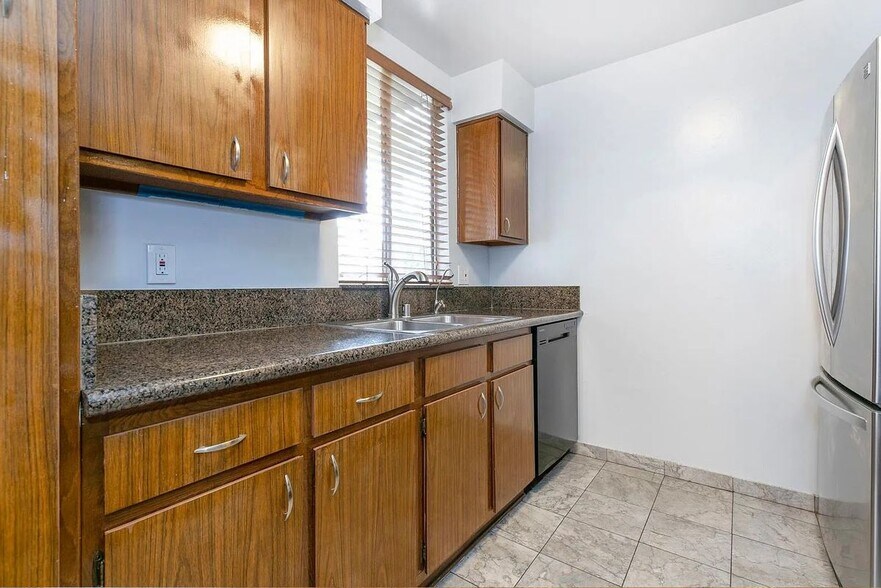 Building Photo - 14990 Victory Blvd