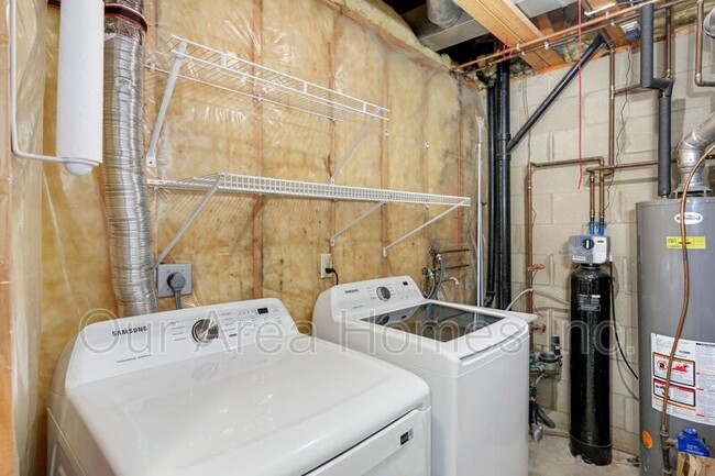 Building Photo - 5635 Sanibel Dr