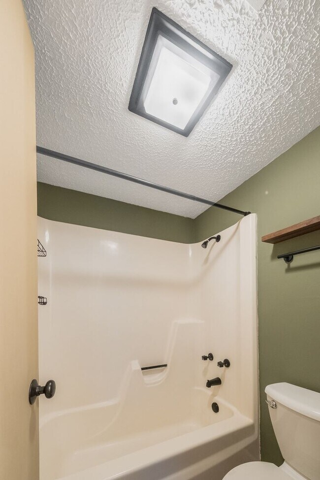 Building Photo - 2 bedroom 1 Bathroom Condo-