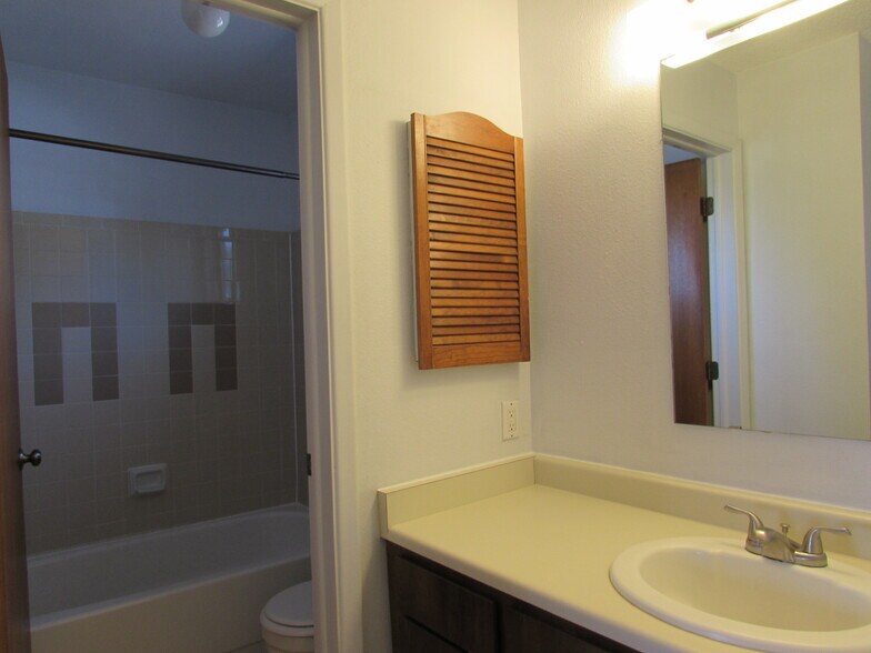 Building Photo - 517 28 1/2 Rd