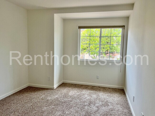 Building Photo - 10960 Creekbridge Pl