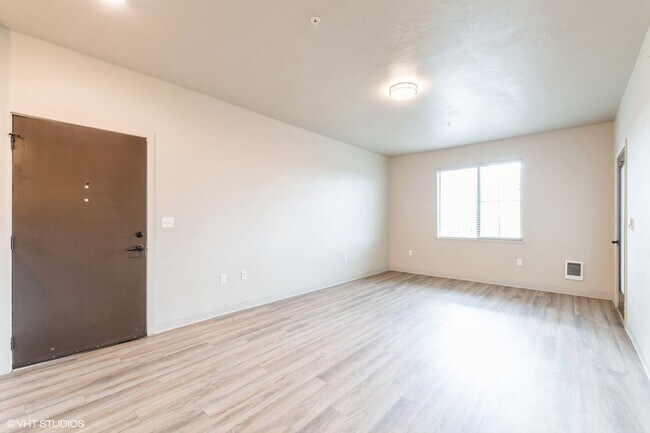 Building Photo - 1 Bedroom / 1 Bathroom Apartment!