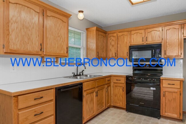 Building Photo - Check out this spacious home with thoughtf...