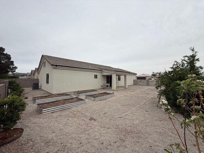 Building Photo - 3 Bedroom 2 Bathroom Home