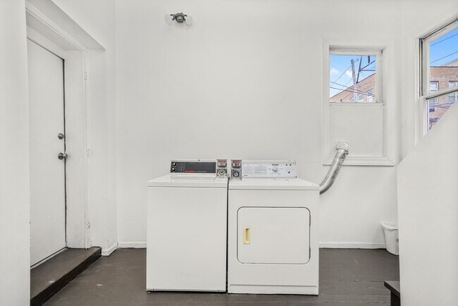 Building Photo - 1946 N Wilmot Ave