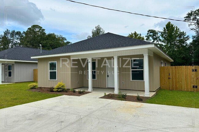 Building Photo - **OPEN HOUSE 08/17 1-3PM** 4 Bed/2 Bath Ho...