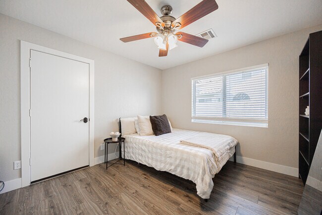 Building Photo - 904 S Dolphin Dr