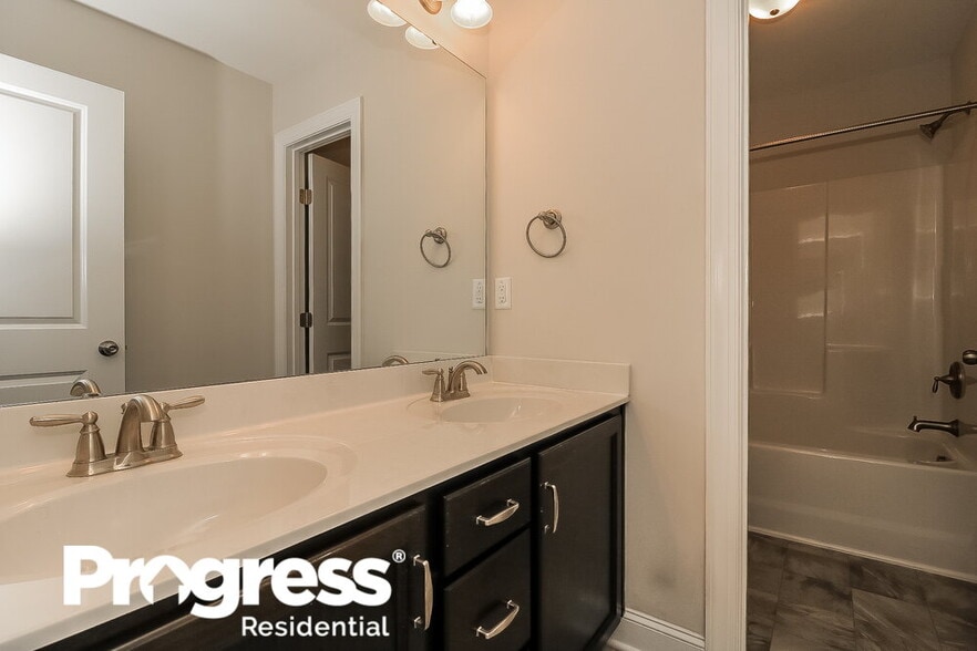 Building Photo - 190 Grey Hawk Dr