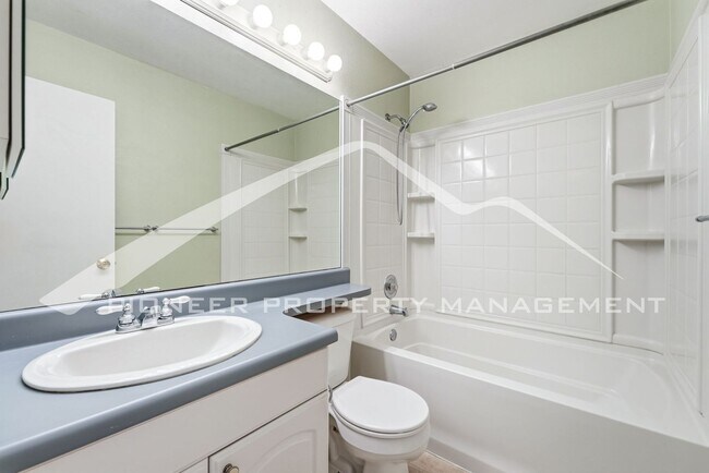 Building Photo - Charming Townhouse with Washer/Dryer and 1-Car Garage