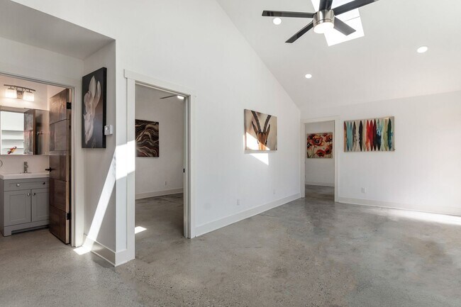 Building Photo - BEUATIFUL BRIGHT 2 + 1 SINGLE FAMILY HOME