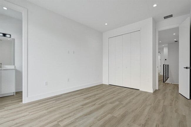 Building Photo - 606 SW 7th Ave