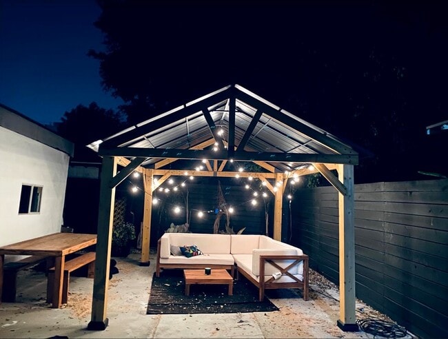 Building Photo - 323 N Vendome St