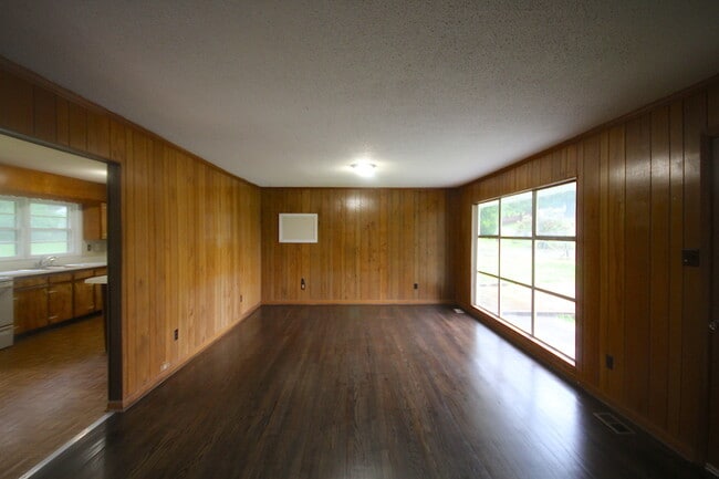 Building Photo - 2 bed home in East Ridge $250 off first mo...