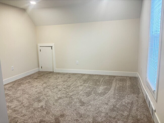 Building Photo - Newly Remodeled 4 Bedroom by Electric Works