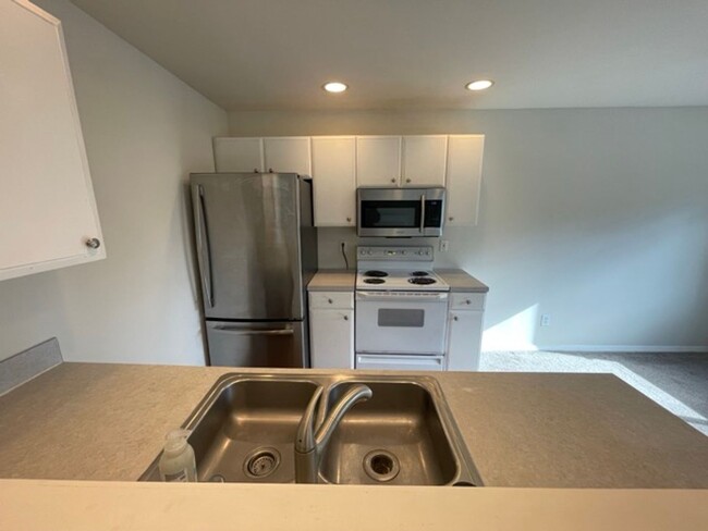 Building Photo - Warm and Cozy 2 bedroom Condo for Rent in ...