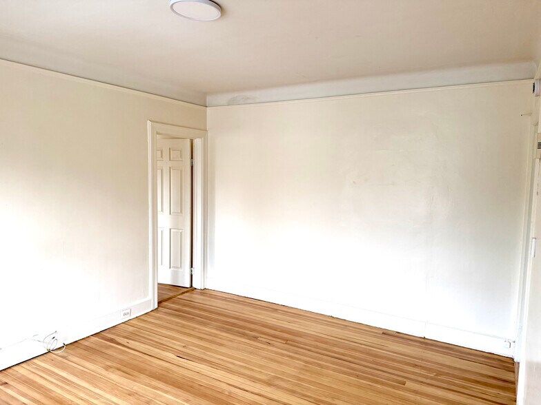 Building Photo - 44 Underhill St