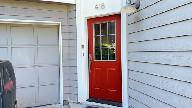 Building Photo - 2 Bedroom Duplex For Rent In Hood River