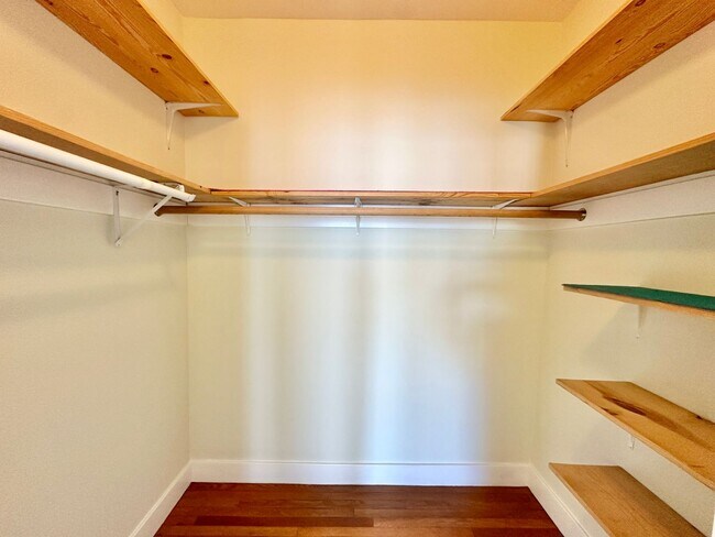Building Photo - Storage Galore!!  1bd in heart of Noe/Miss...