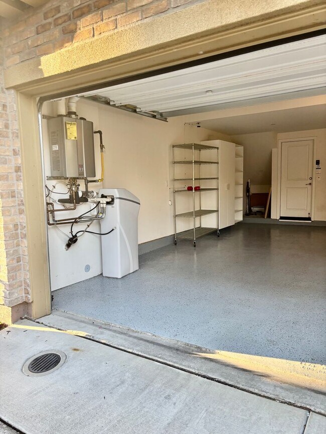 Building Photo - Must see beautiful and large Townhome in Dublin- Close to Everything!