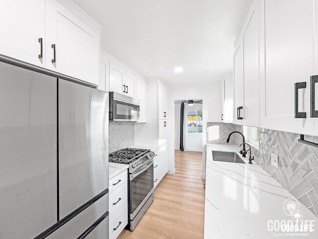 Building Photo - Coastal Charm Meets Modern Living in Beautiful Encinitas