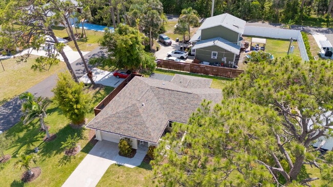 Building Photo - Luxury Seasonal Furnished Rental "Charming...