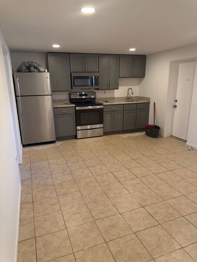 Building Photo - Spacious 4 Bedroom 2 1/2 bathroom Townhome With an ensuite located downstairs.
