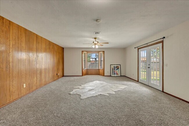 Building Photo - Huge Living Room with Fireplace!!!