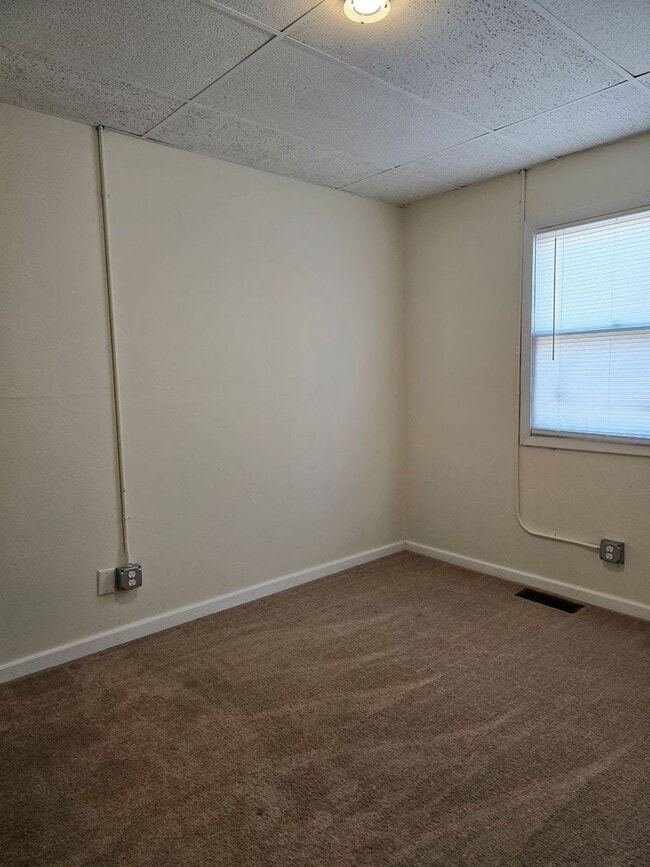 Building Photo - 2 Bedroom 1 Bath Unit in Triplex