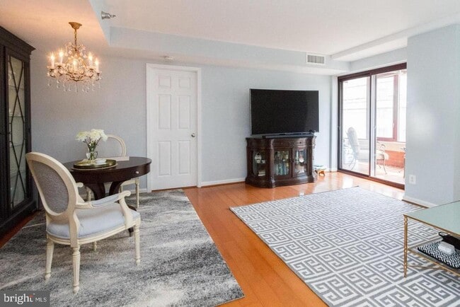 Primary Photo - 2400 Clarendon Blvd