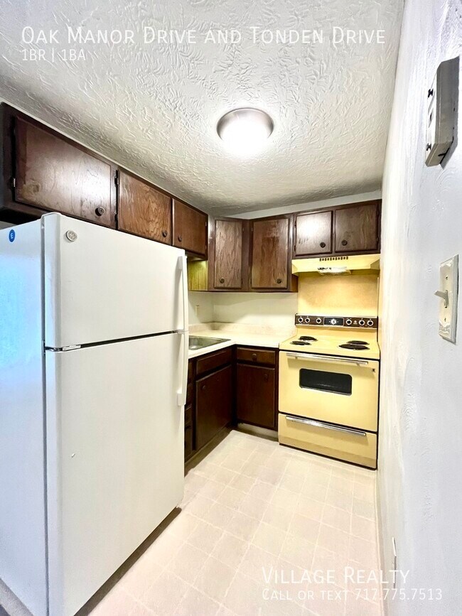 Building Photo - FEW STEPS, No one above or below! Cozy 1-B...
