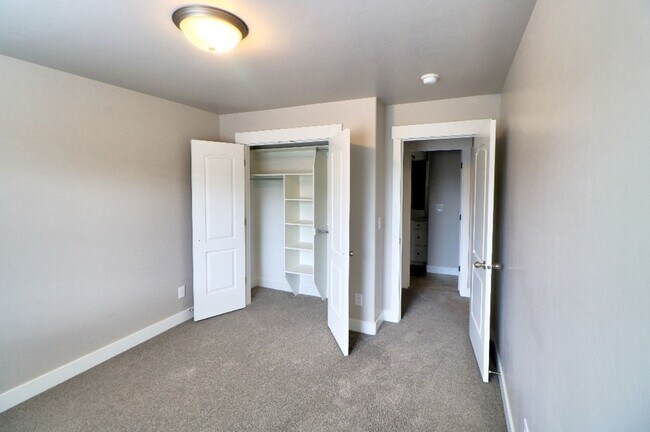Building Photo - 3 bed 2.5 bath townhome in Salem