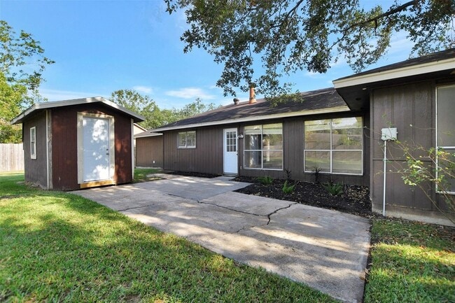 Building Photo - 1311 Oak Hollow Dr