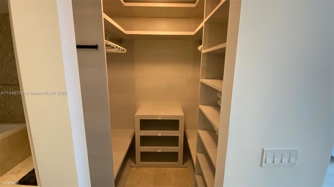 Building Photo - 2 br, 2 bath Condo - 88 SW 7th St Apt 2305