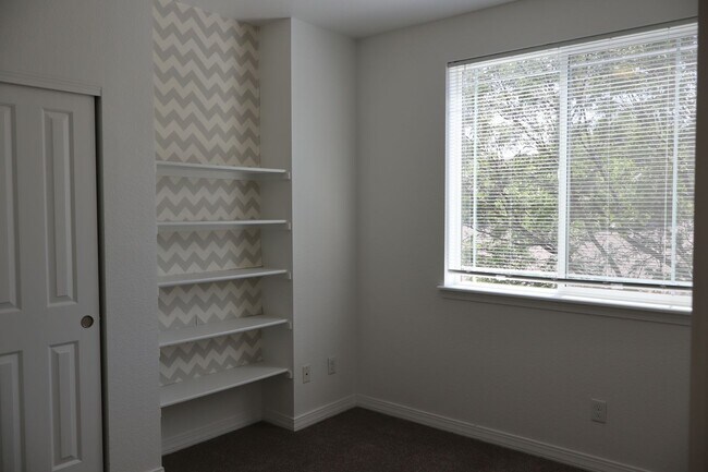 Building Photo - Convenient Fort Collins Location – Updated...