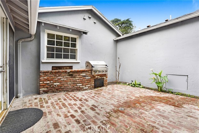 Building Photo - 10915 White Oak Ave