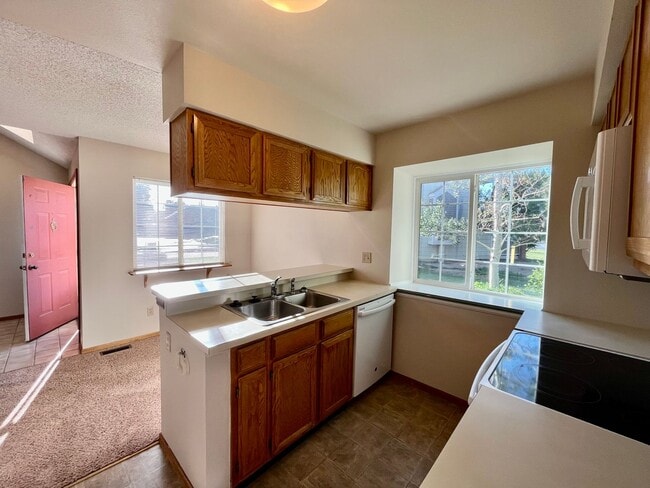 Building Photo - Cozy 2 Bedroom Townhome Nestled in Quiet Gated Community