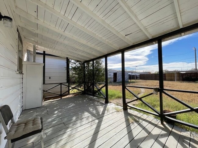 Building Photo - Lamesa Luxe Retreat – Modern Comfort Meets Small-Town Charm