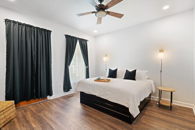 Building Photo - Recently updated and fully furnished Midto...