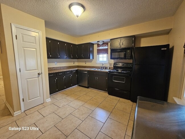 Building Photo - 615 Lilly Ln