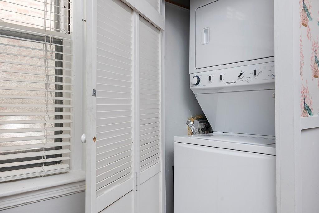 Building Photo - 70 Phillips St