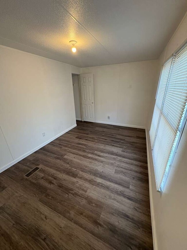 Building Photo - 736 Green Acres Ln