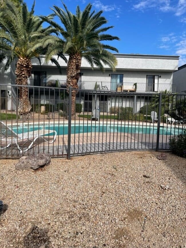 Building Photo - Old Town Scottsdale townhome- 2 bd 2 bath- W/D- Yard