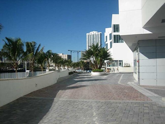 Building Photo - 325 S Biscayne Blvd