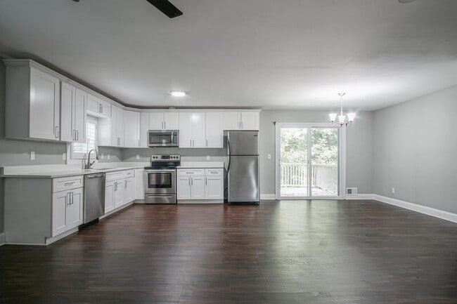 Building Photo - 3309 Poplar Dr