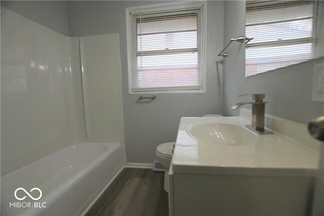 Building Photo - 5820 E 40th St