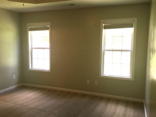 Building Photo - This beautiful home in New Bern