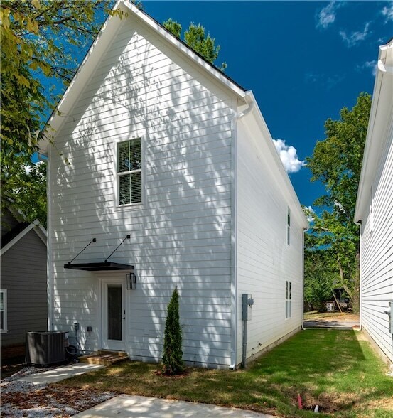 Building Photo - 810 S Wood Ave