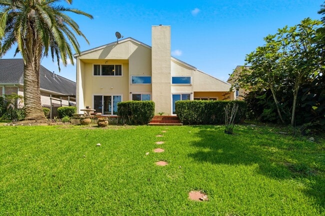 Building Photo - 2810 Lakeview Dr