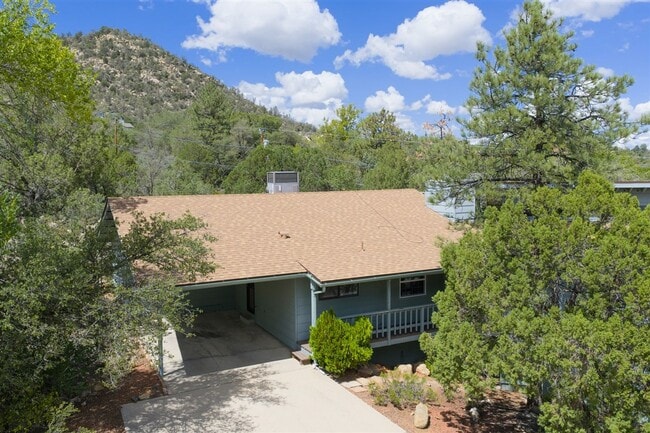 Building Photo - 3 bedroom, 3 bath home close to downtown P...